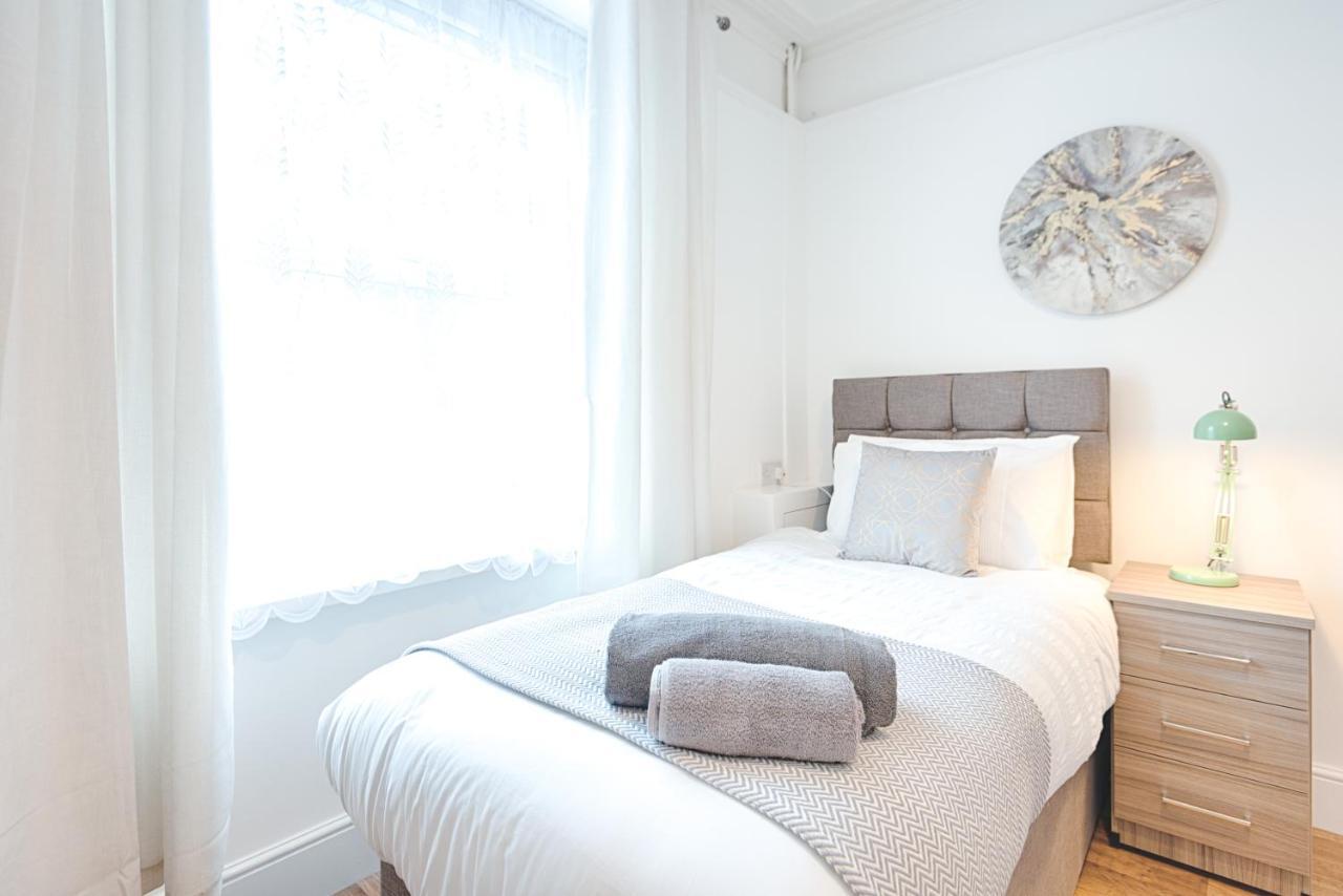 Large Green Garden, 4 Bedrooms, Sleeps 8 Swansea Extérieur photo