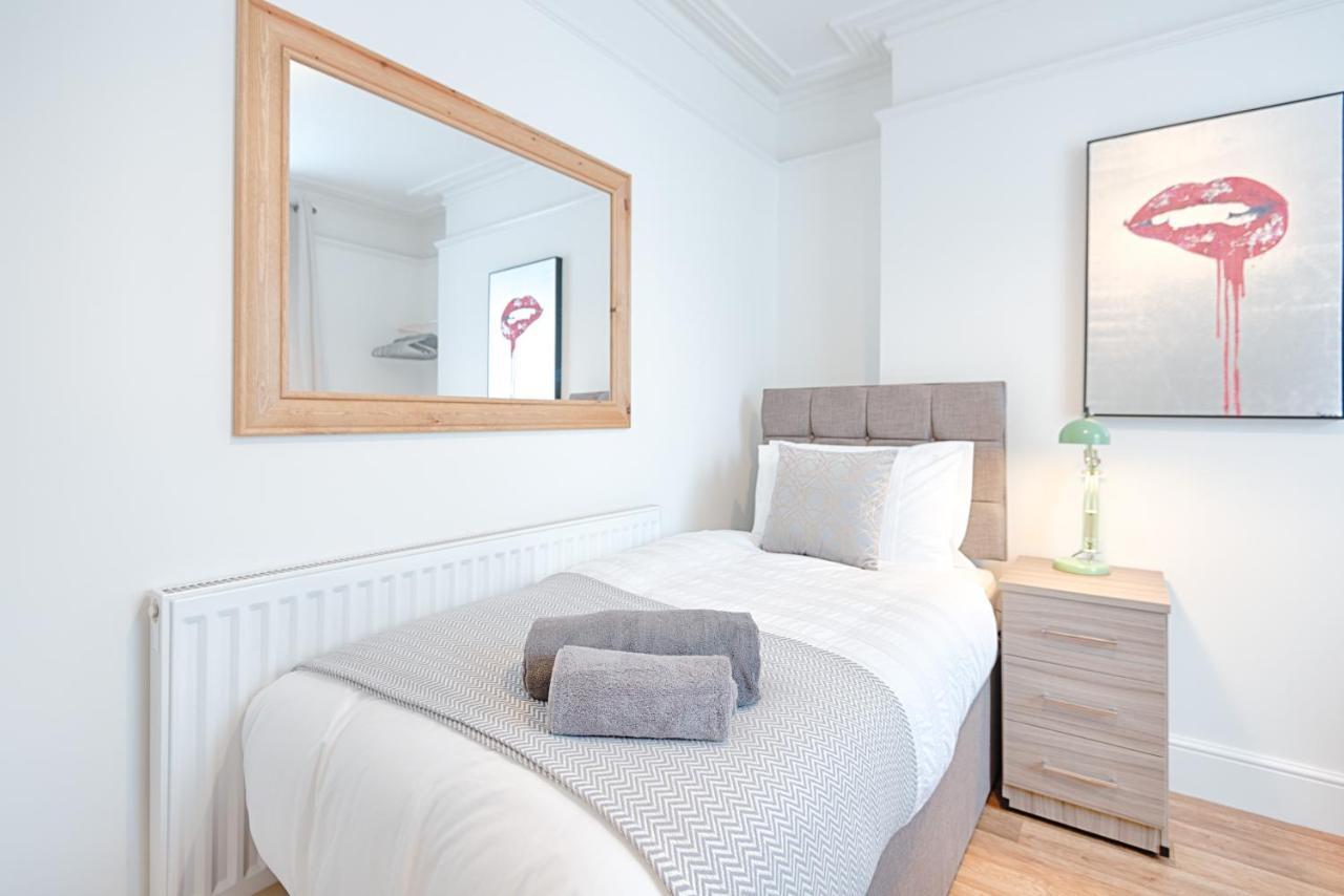 Large Green Garden, 4 Bedrooms, Sleeps 8 Swansea Extérieur photo